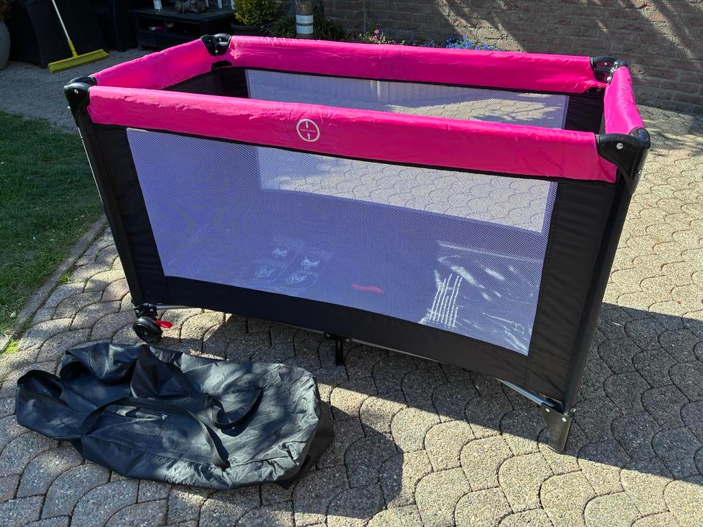 Reisbedje/Campingbedje Roze met Wieltjes, Ophalen of Verzenden, Gebruikt, Rechthoekig, Wieltjes