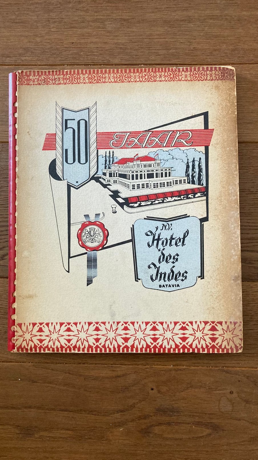 Gedenkboek 50 jaar Hotel des Indes Batavia + bijlagen 1948, Ophalen of Verzenden, Gelezen