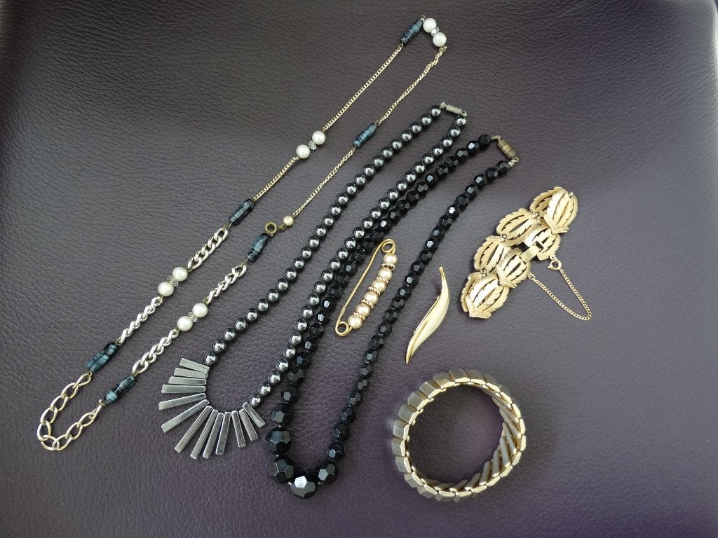 3 kettingen 2 armbanden 2 broches, git, gitten, Verzenden, Gebruikt, Overige kleuren, Overige materialen