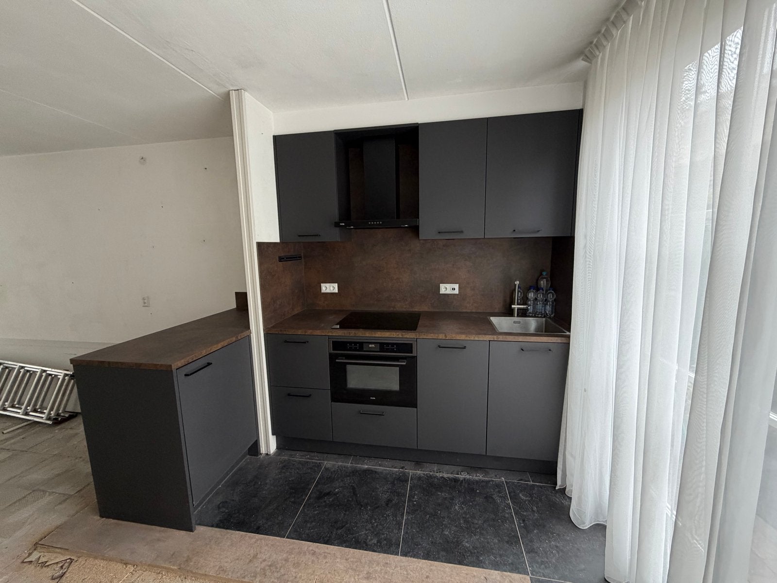Moderne Hoekkeuken met Bar en Inbouwapparatuur Schmidt, Huis en Inrichting, Ophalen, Gebruikt, Hoekkeuken, Greeploos