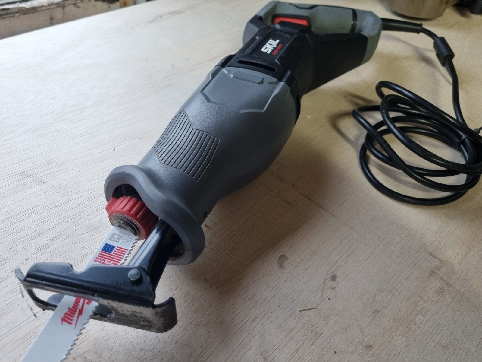 Skil 850 Watt Reciprozaag met Snelwissel, Gebruikt, 70 mm of meer, 600 tot 1200 watt, Ophalen of Verzenden