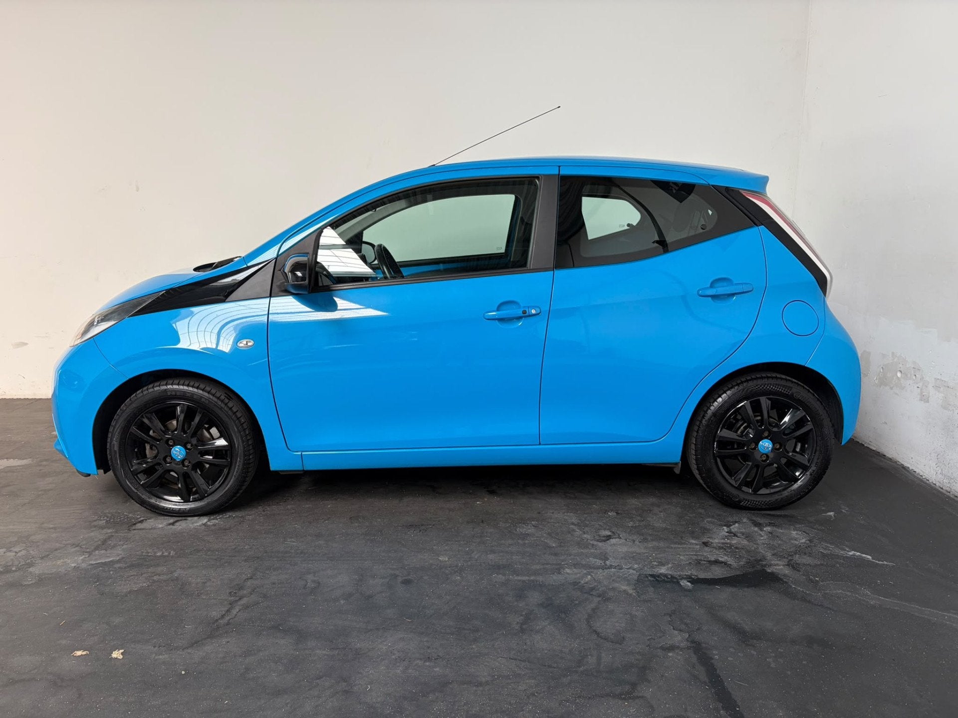 Toyota Aygo 1.0 VVT-i x-cite Automaat! (bj 2016), Auto's, Gebruikt, Euro 6, Elektrische ramen, 3 cilinders