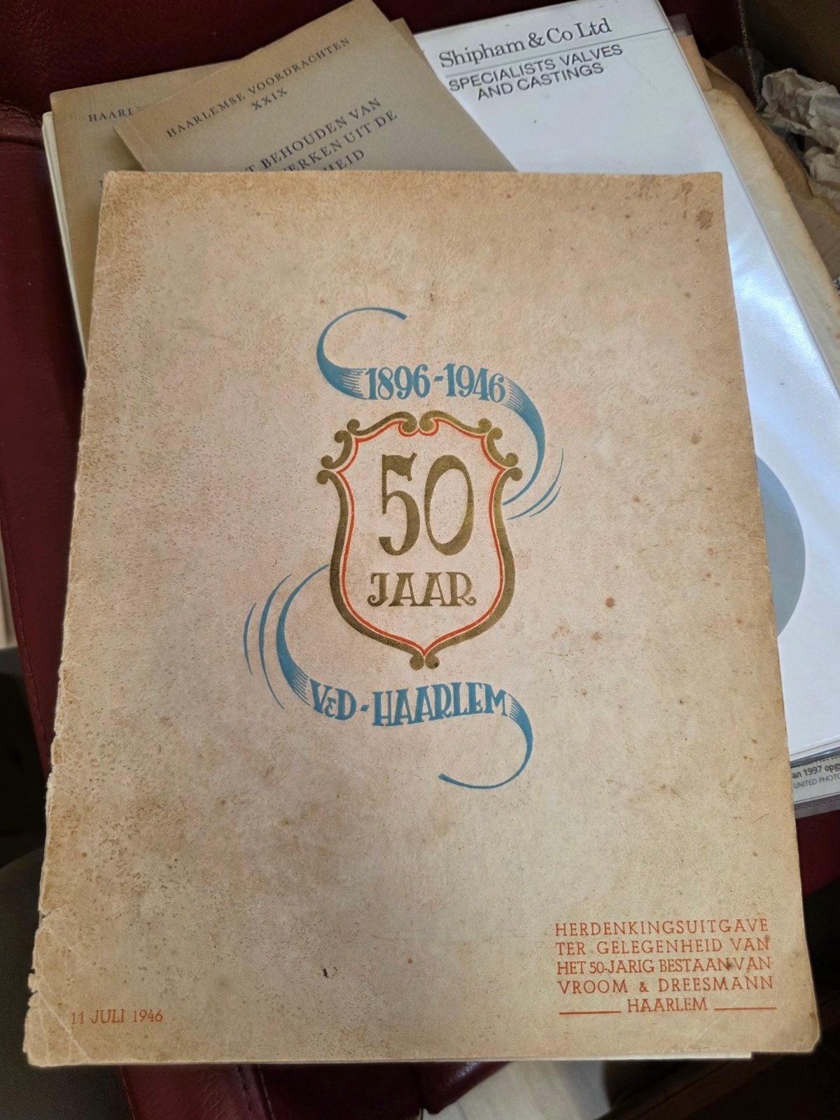 Zeldzaam Jubileumboek V&D Haarlem 50 Jaar (1896-1946), Boeken, Ophalen of Verzenden, Gelezen