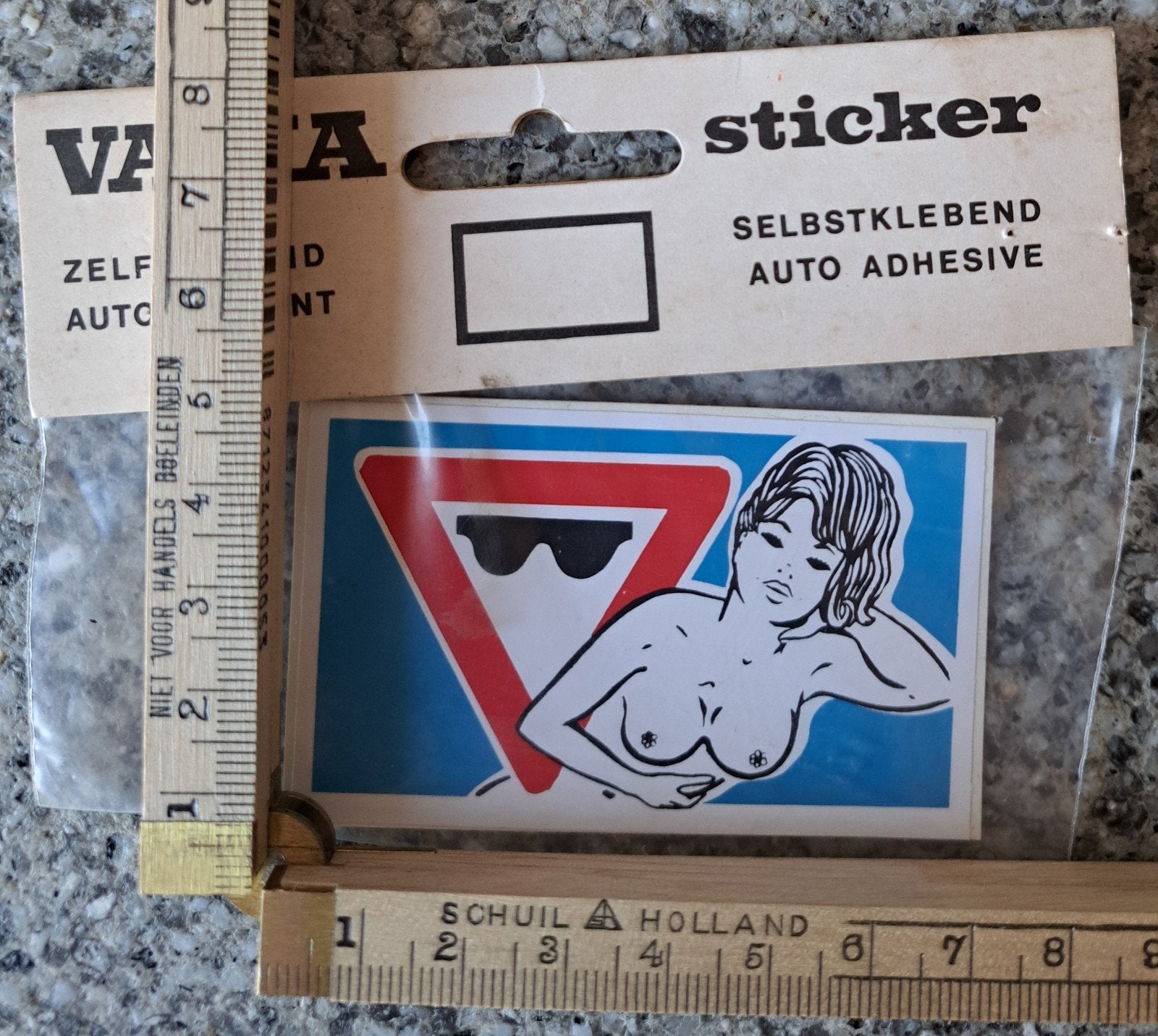 Vintage sticker Vama strip verkeersbord blote borsten, Ophalen of Verzenden, Zo goed als nieuw, Strip of Tekenfilm