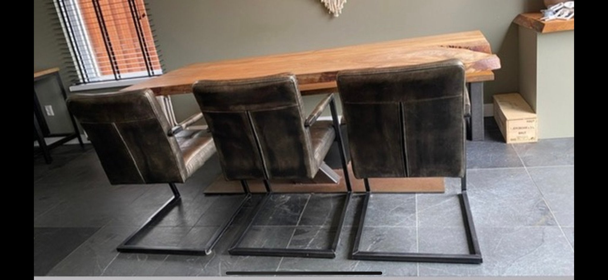 Boomstam eettafel met 3 stoelen en bankje, Huis en Inrichting, Ophalen, Eikenhout, 200 cm of meer, 50 tot 100 cm