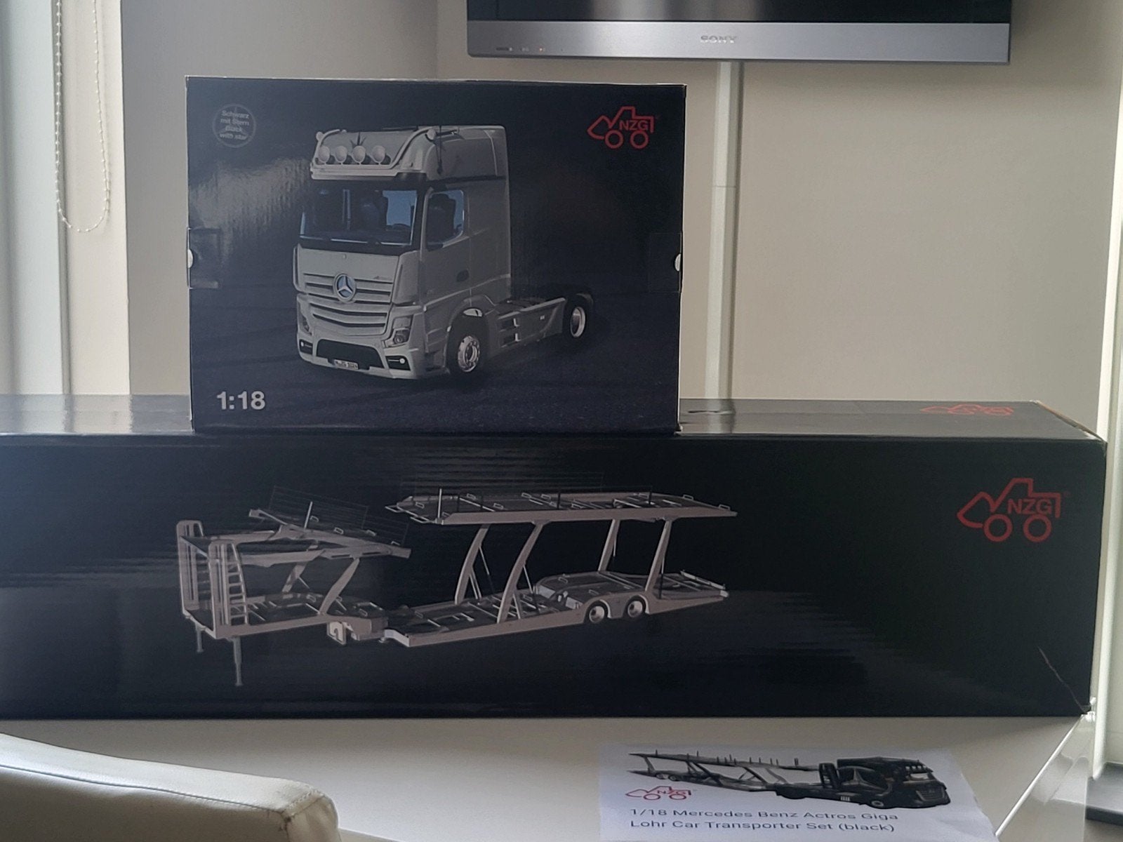 1:18 NZG Mercedes Actros + Lohr Transporter (zwart) AutoArt, Hobby en Vrije tijd, Modelauto's | 1:18, Ophalen, BBR, Auto, Autoart