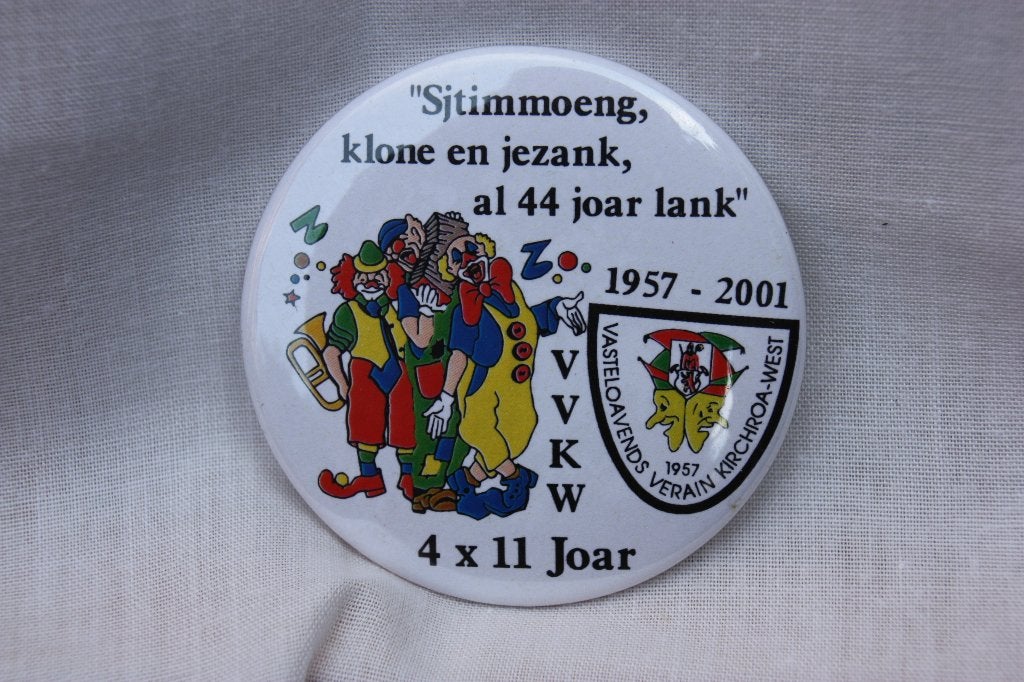 Carnavalsbutton VVKW 4x11 joar Kerkrade 1957-2001 mooi, Ophalen of Verzenden, Zo goed als nieuw, Overige onderwerpen, Button