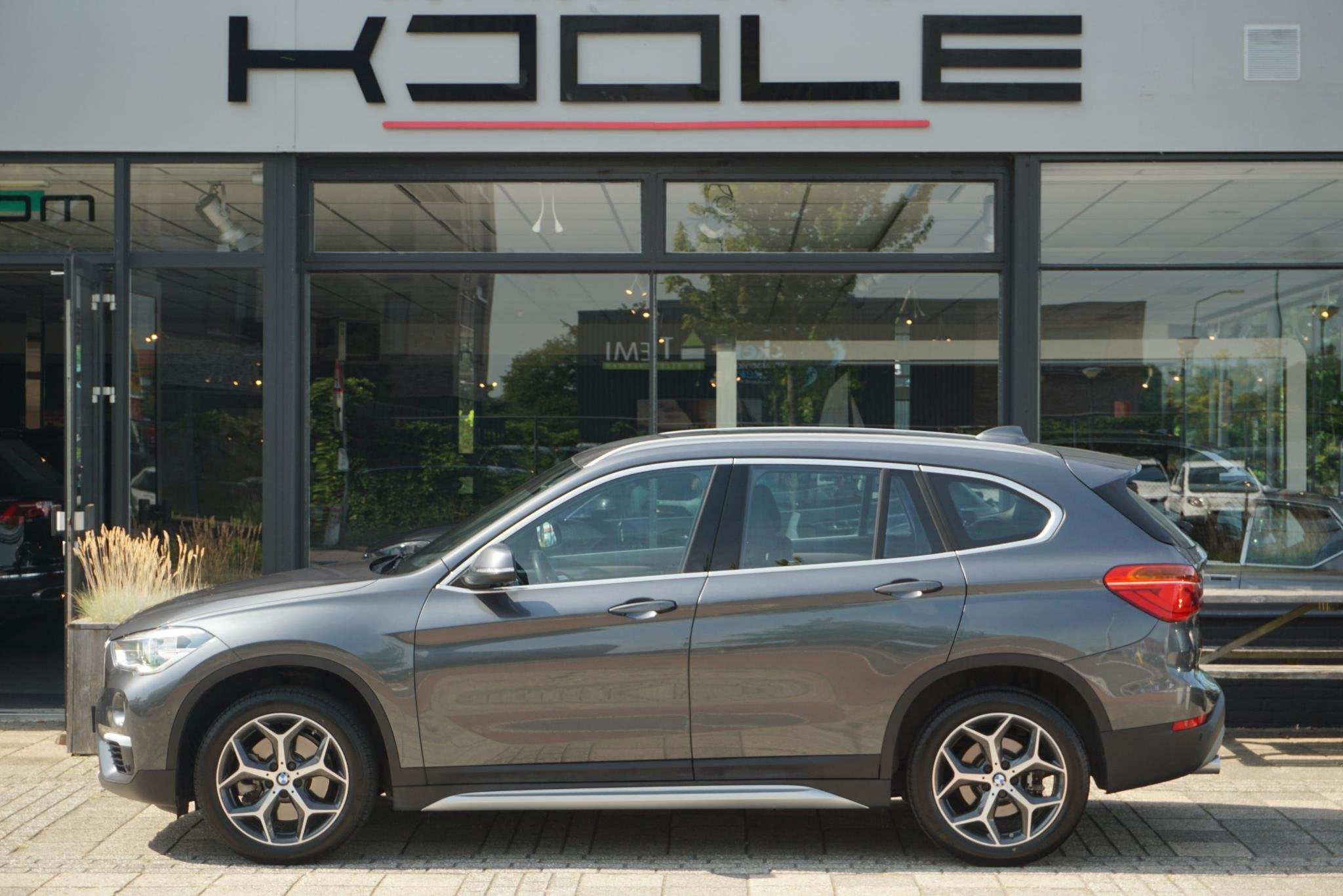 BMW X1 xDrive20i High Executive | trekhaak, 1998 cc, Gebruikt, Leder en Stof, Automatische klimaatregeling