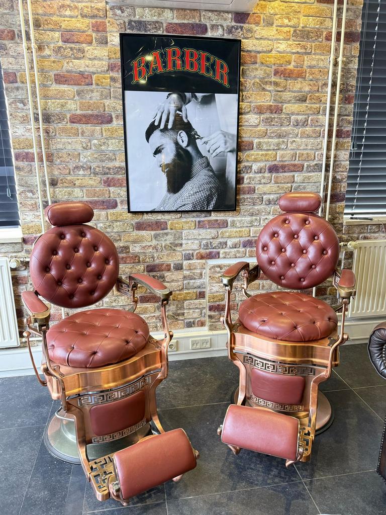 2 Luxe Originele Barberstoelen (Son & Jhone) Setprijs €1000, Ophalen, Twee, Bruin, Leer