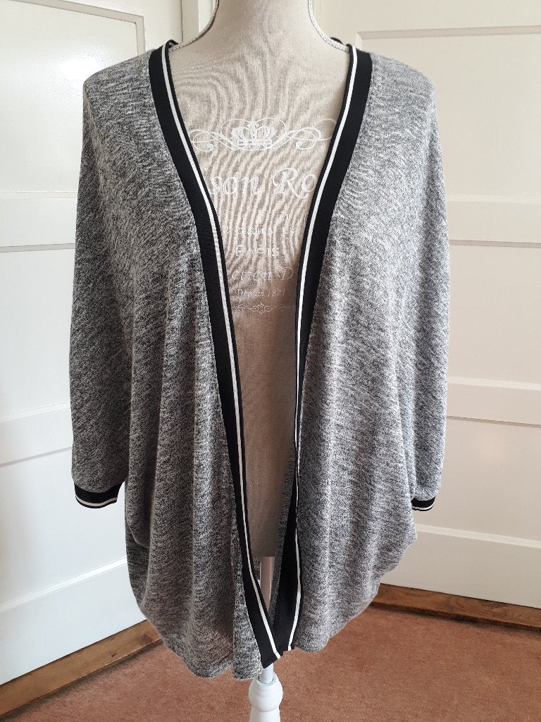 Superleuk vest, grijs gemeleerd met zwarte rand   mt. M, Kleding | Dames, Verzenden, Zo goed als nieuw, Maat 38/40 (M), Grijs