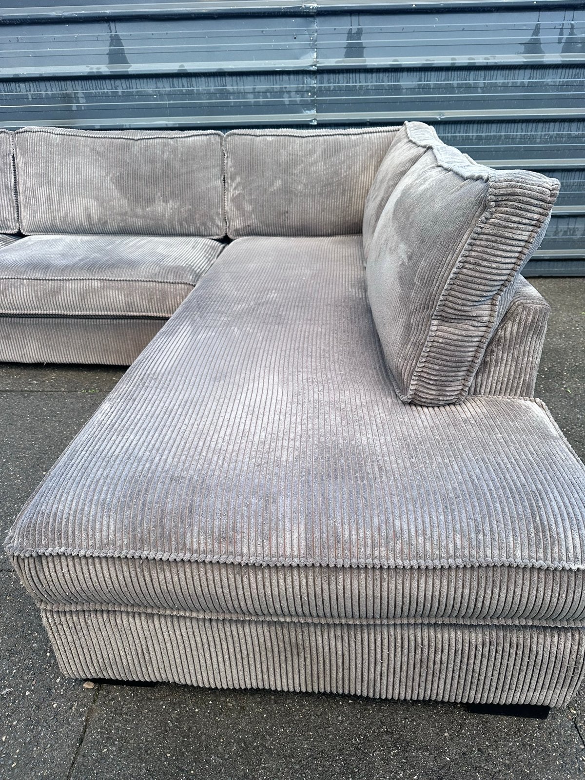 Grijze ribstof hoekbank met chaise longue, Gebruikt, Hoekbank, 300 cm of meer, Ophalen of Verzenden