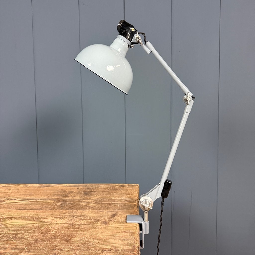 Lichtgrijze Rademacher tafel klemlamp met grote emaille kap, Gebruikt, Ophalen of Verzenden, -, Industrieel