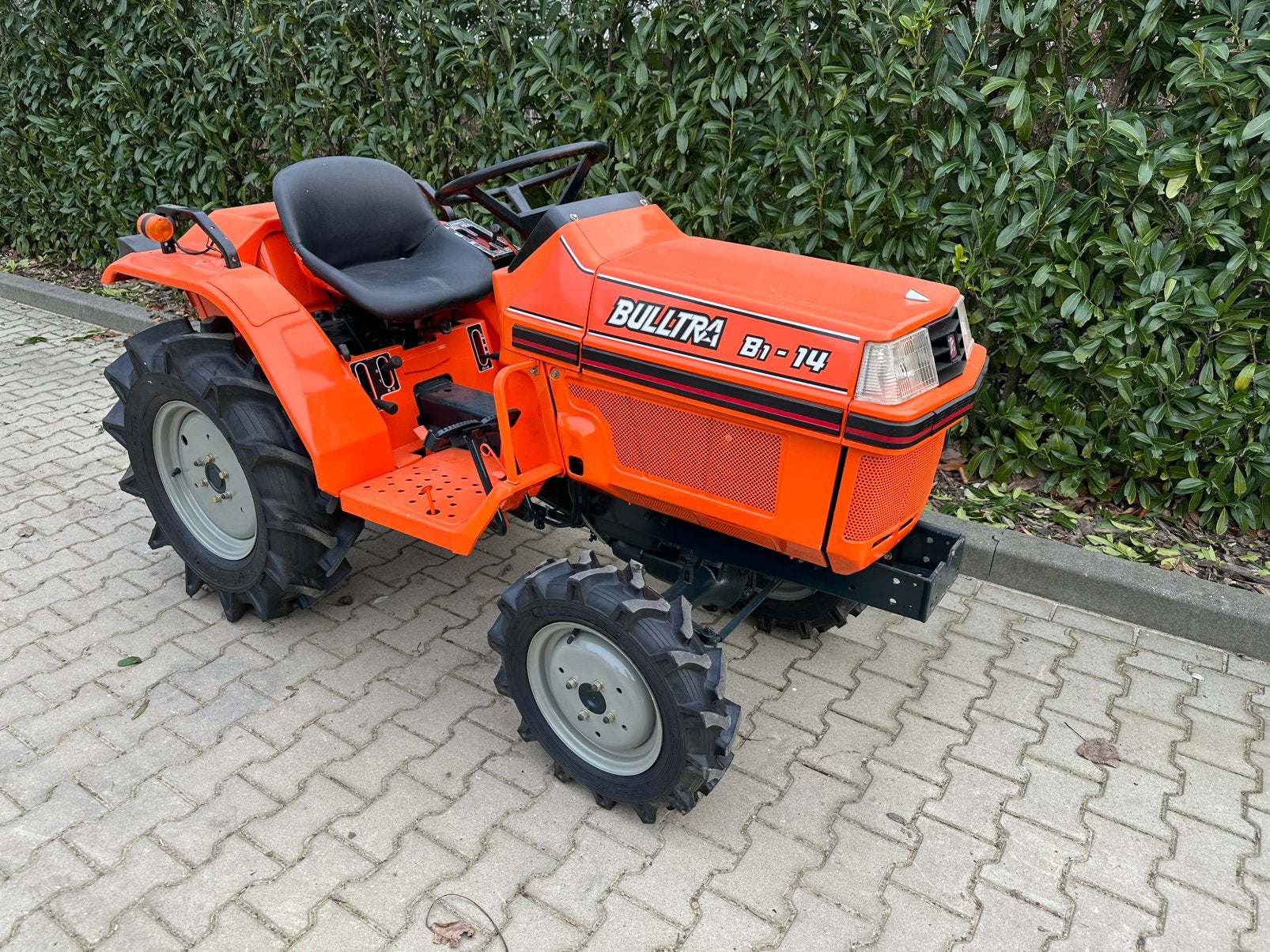 Kubota Bulltra B1-14 - 4x4 - zijschakeling, Gebruikt, Tot 2500, Tot 80 Pk, Ophalen