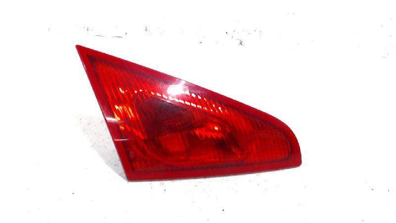 Achterlicht kofferdeksel achterklep links Mitsubishi Colt, Onderdelen@venauto.nl, Van der Ven Autorecycling B.V., Gebruikt, Ettenseweg 76, 4706 PB Roosendaal, The Netherlands