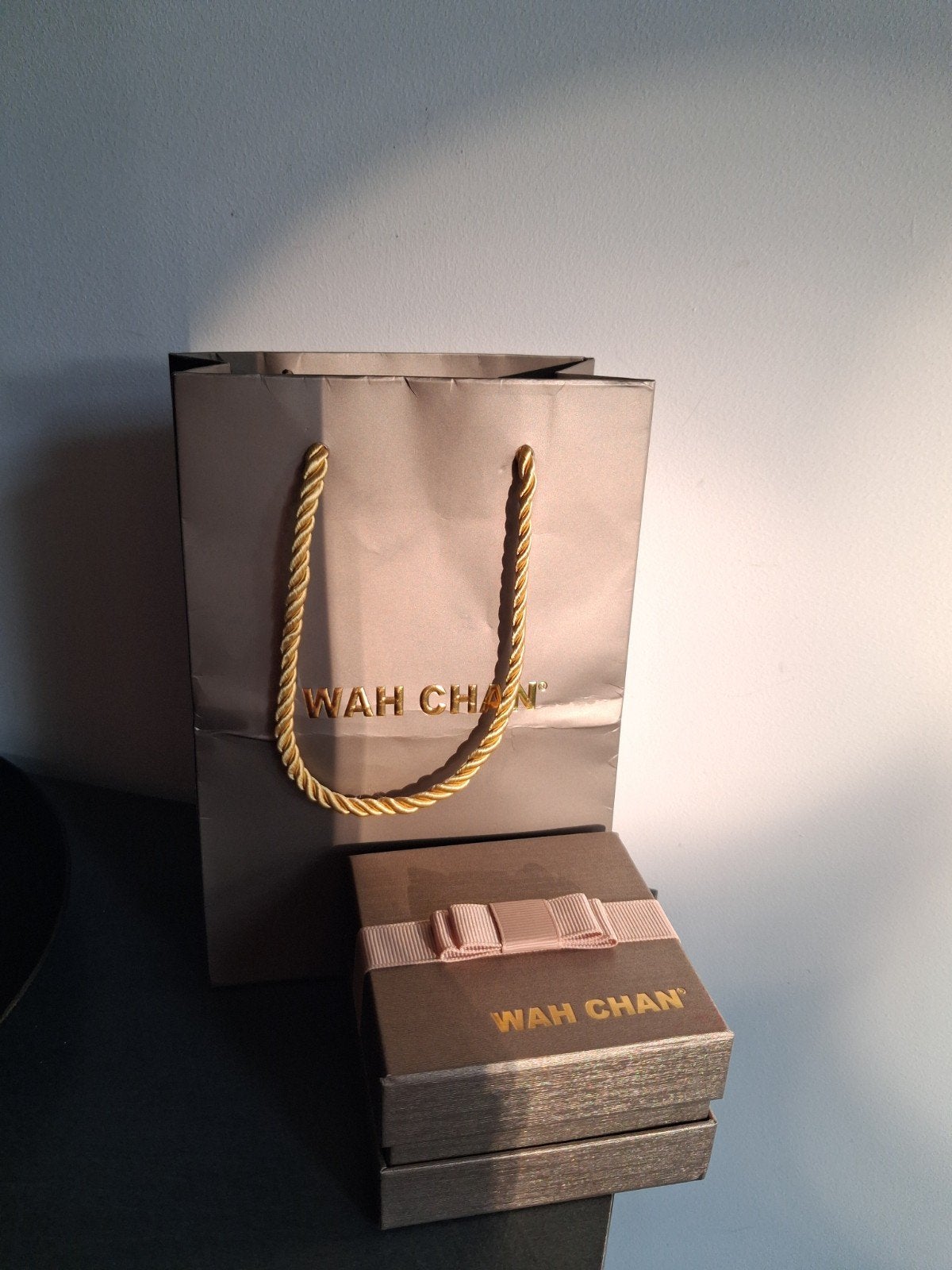 Wah Chan Gold plated ketting, Met hanger, Ophalen of Verzenden, Zo goed als nieuw, Goud