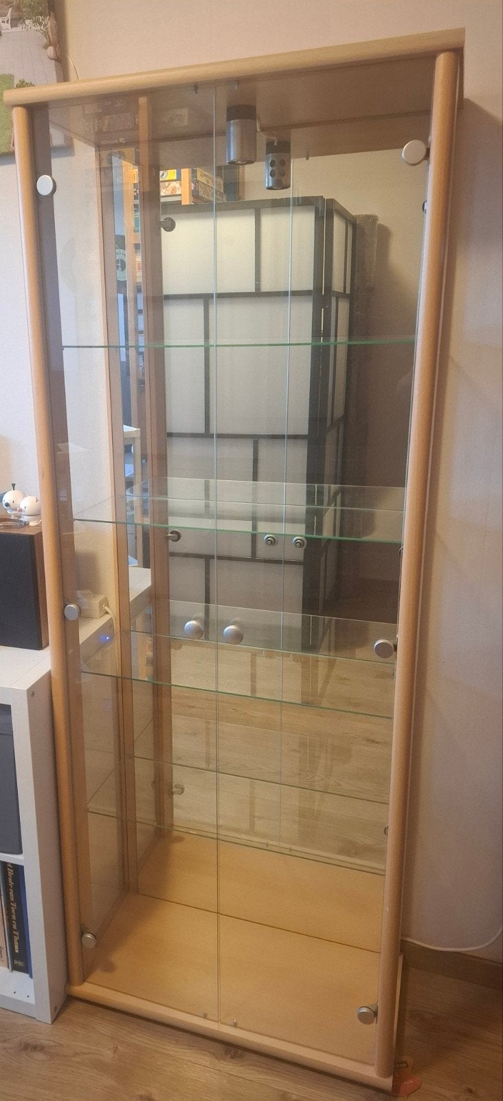 Beuken vitrinekast met verlichting en spiegelachterwand, Ophalen, 50 tot 100 cm, Glas, 150 tot 200 cm