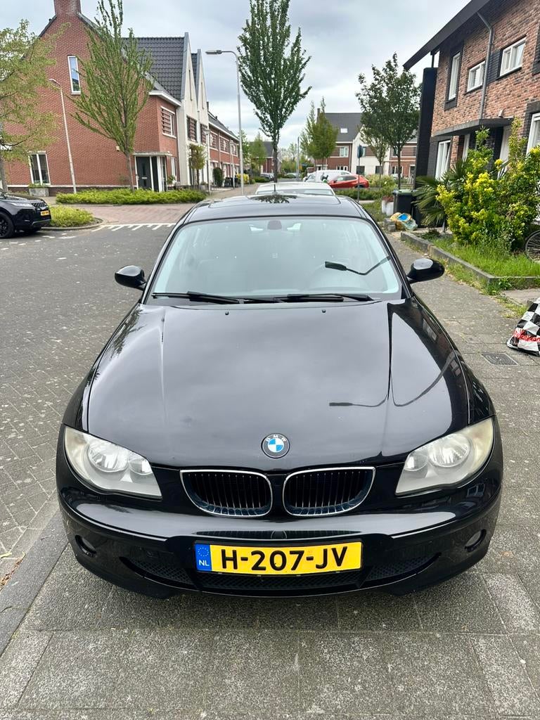 BMW 1-Serie 1.6 116I 2006 Zwart, Auto's, 1596 cc, Zwart, 4 cilinders, 635 kg