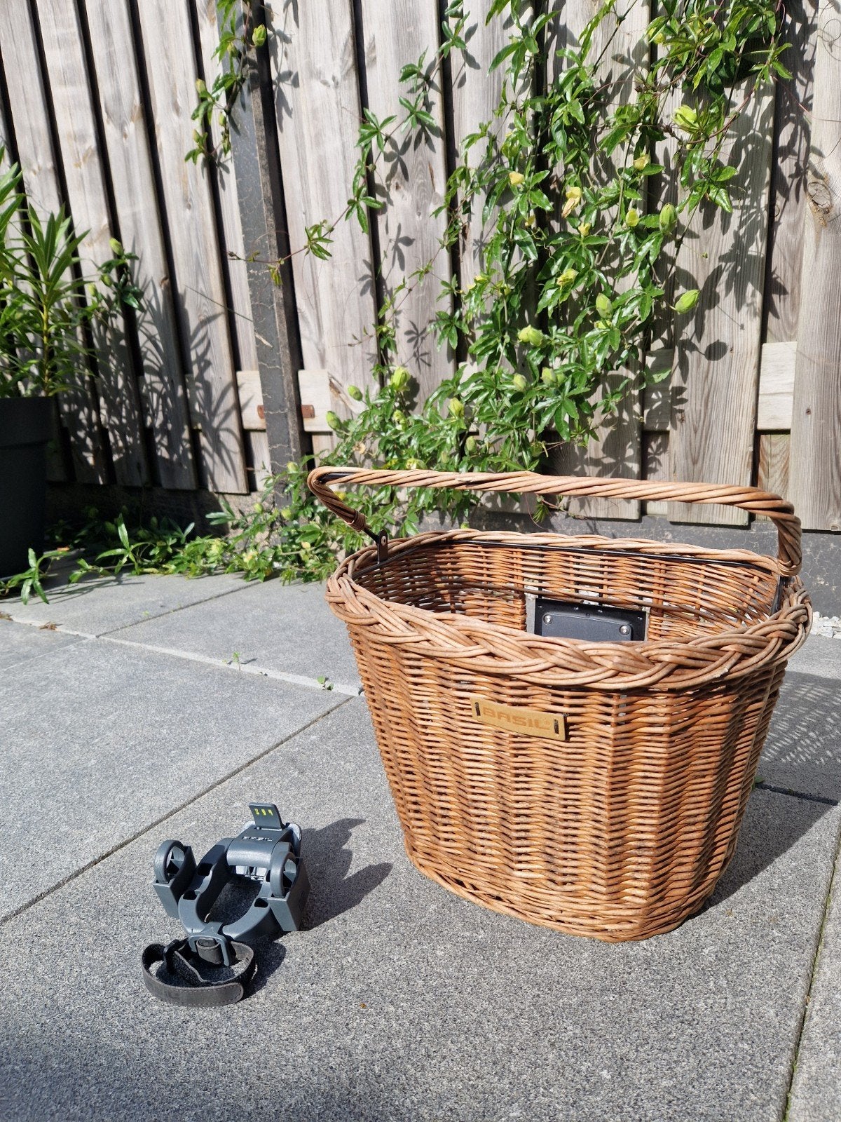 BASIL Rieten fietsmand met stuurbevestiging, Ophalen of Verzenden, Fietsmand, Basil, Stuurbevestiging