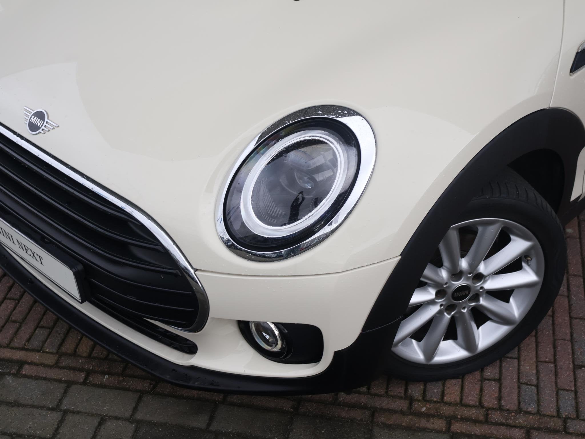 MINI Clubman One Business Edition Apple CarPlay / DAB/ Navig, Stof, Gebruikt, Wit, Handgeschakeld