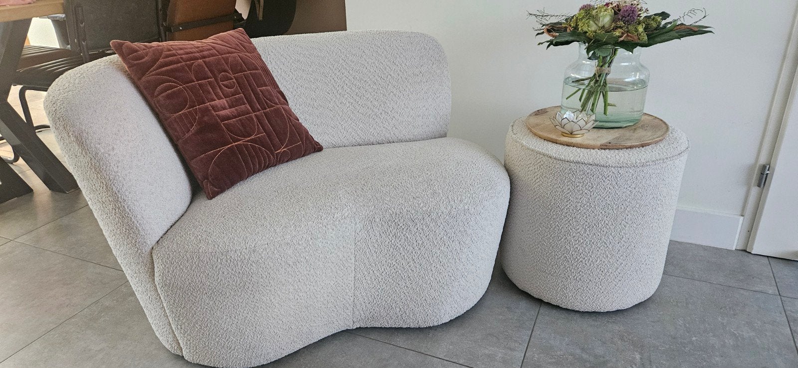 Moderne Bouclé Fauteuil met Poef - Zo goed als nieuw, Ophalen, 75 tot 100 cm, Zo goed als nieuw, 75 tot 100 cm