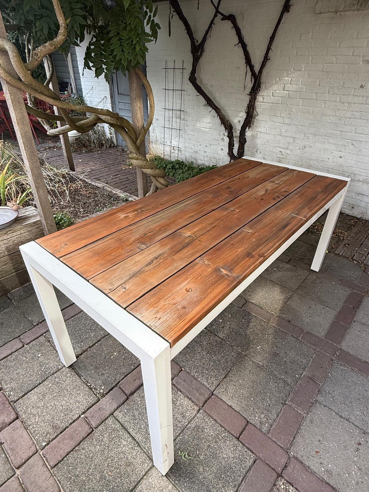 Gratis af te halen tuintafel, tuinstoelen en wit meubel, Ophalen, Gebruikt