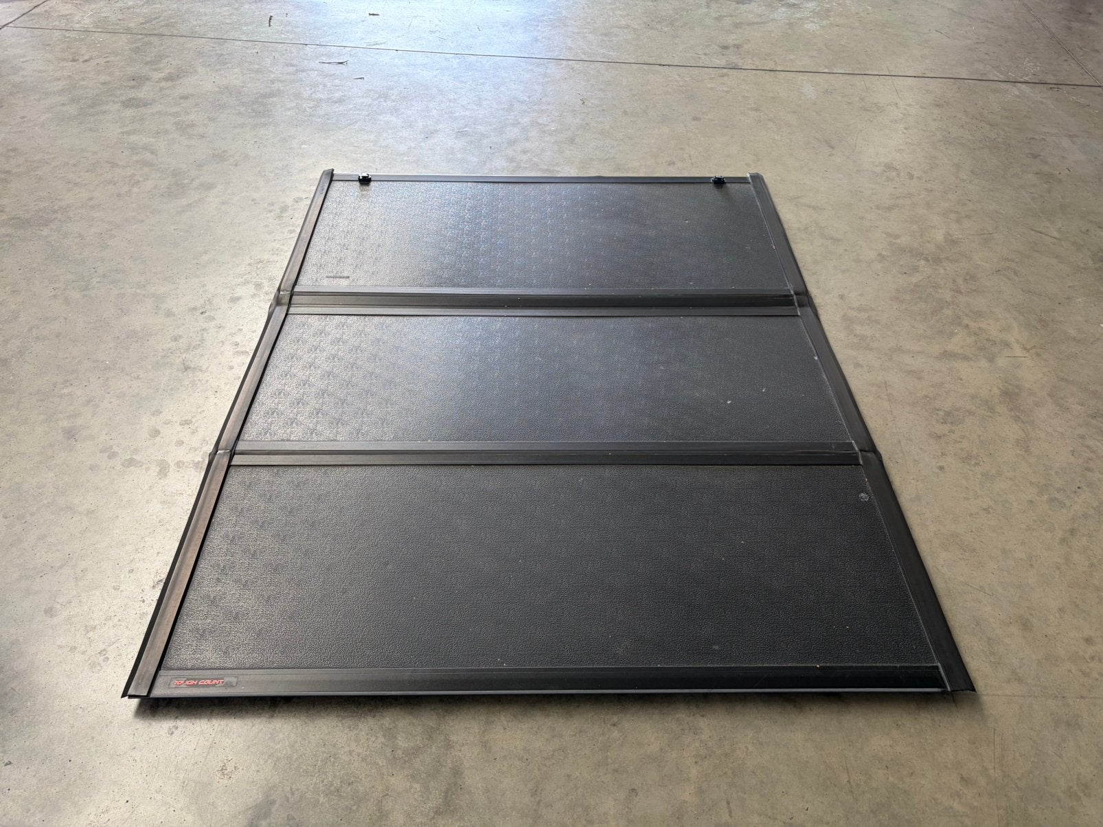 Rough Country Hard Tri-Fold Tonneau Cover - Ford F-250, Auto diversen, Ophalen, Zo goed als nieuw