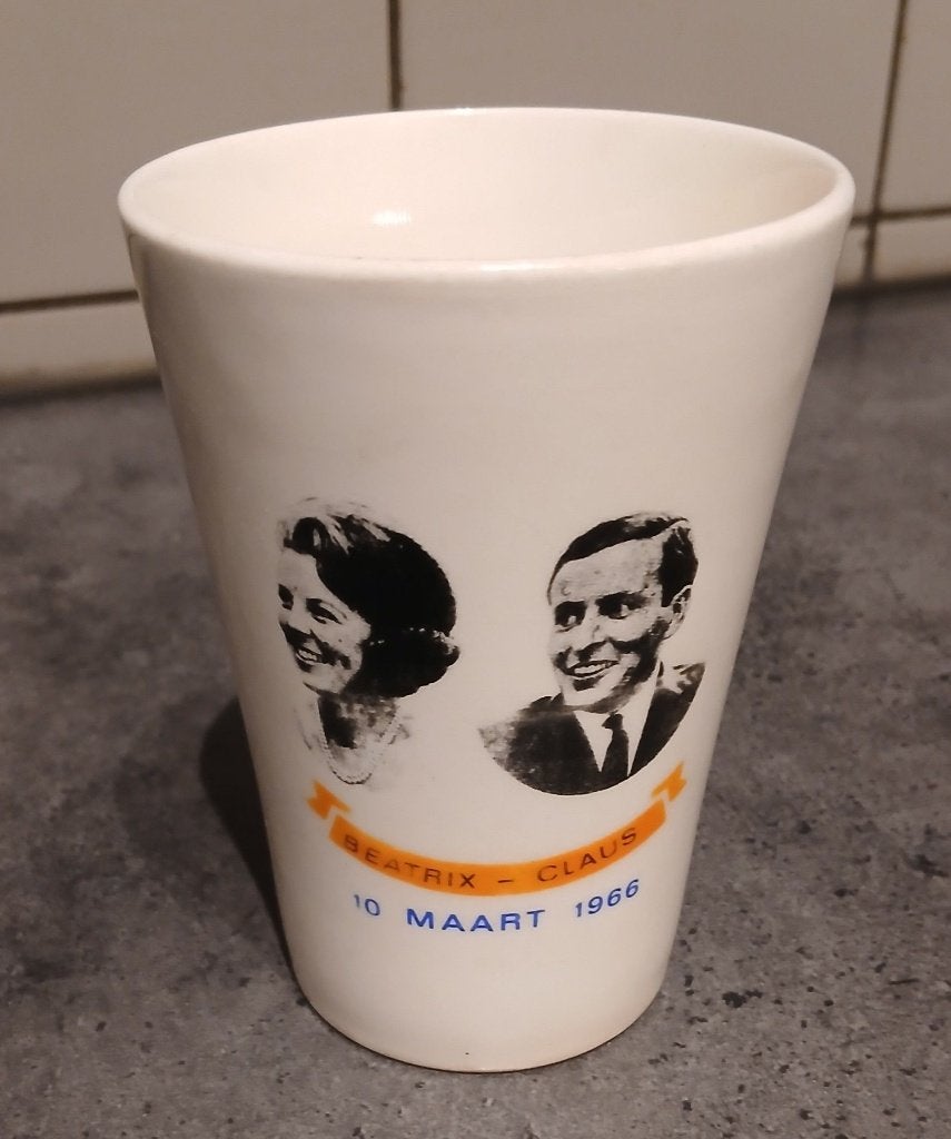 beker verloving Beatrix en Claus 1966, Verzamelen, Ophalen of Verzenden, Zo goed als nieuw, Nederland, Servies
