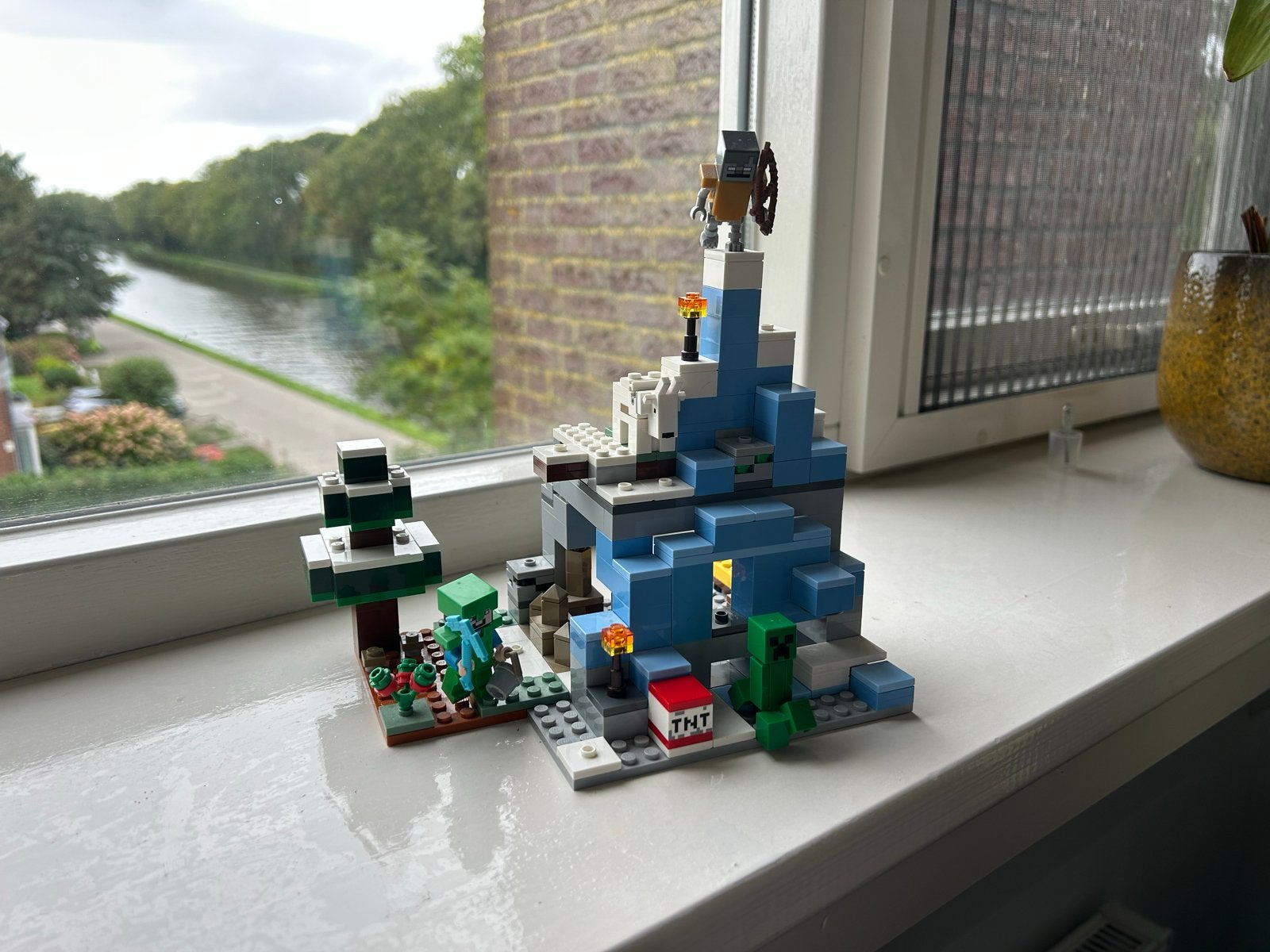 Lego Minecraft 21243 De Bevroren Toppen - Compleet met doos, Minecraft, Lego, Ophalen of Verzenden, Zo goed als nieuw
