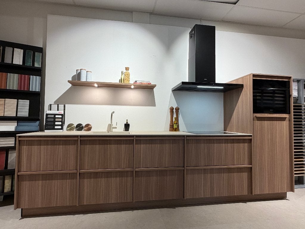 Trendy showroomkeuken te koop inclusief apparatuur, Ophalen, Overige kleuren, Enkelwandige keuken, Graniet of Steen