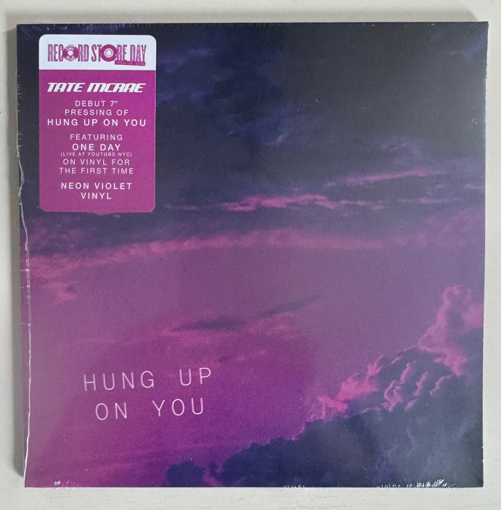 Tate McRae - Hung up on you 7” neon violet vinyl (gesealed), 7 inch, 2020 tot heden, Ophalen of Verzenden, Nieuw in verpakking