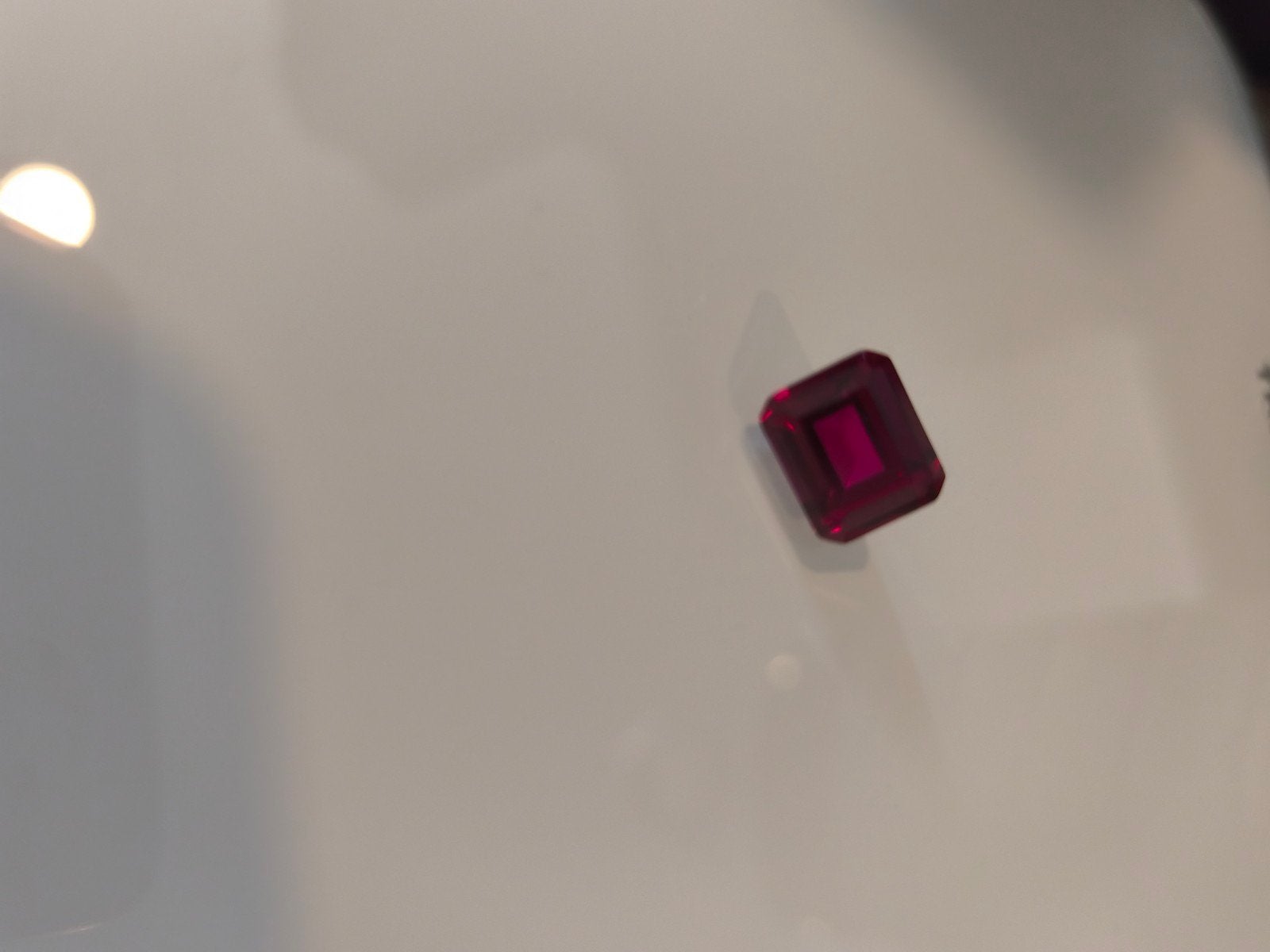 Red Ruby - 1.6ct - Octagon Cut (Verneuil Made), Sieraden, Tassen en Uiterlijk, Edelstenen, Verzenden, Nieuw