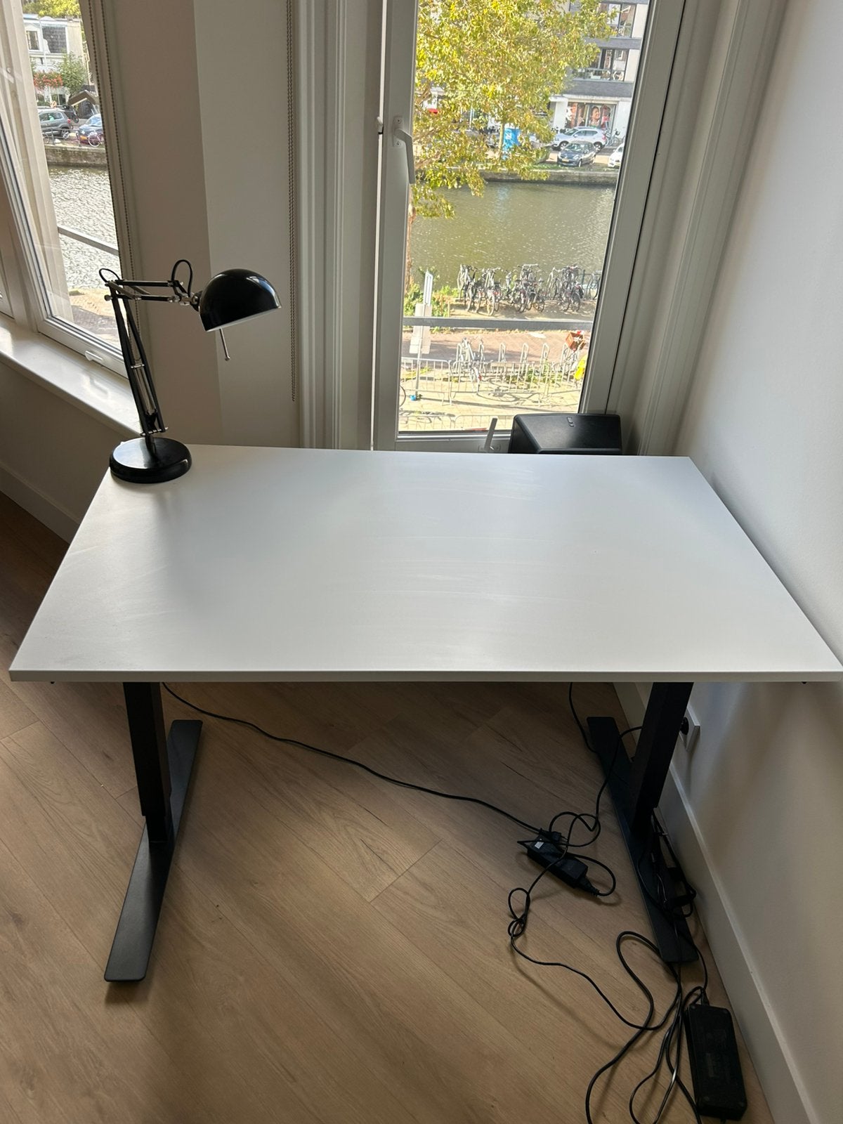 Foto 3 van Zit-sta bureau met stoel en bureaulamp