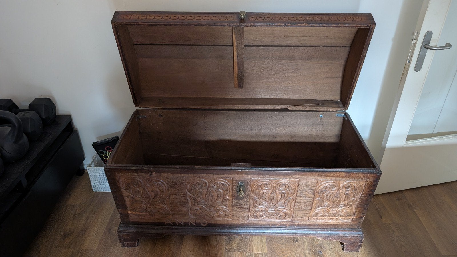 Antieke houten kist met houtsnijwerk - Anno 1717, Ophalen, Gebruikt, 100 tot 150 cm, 75 – 100