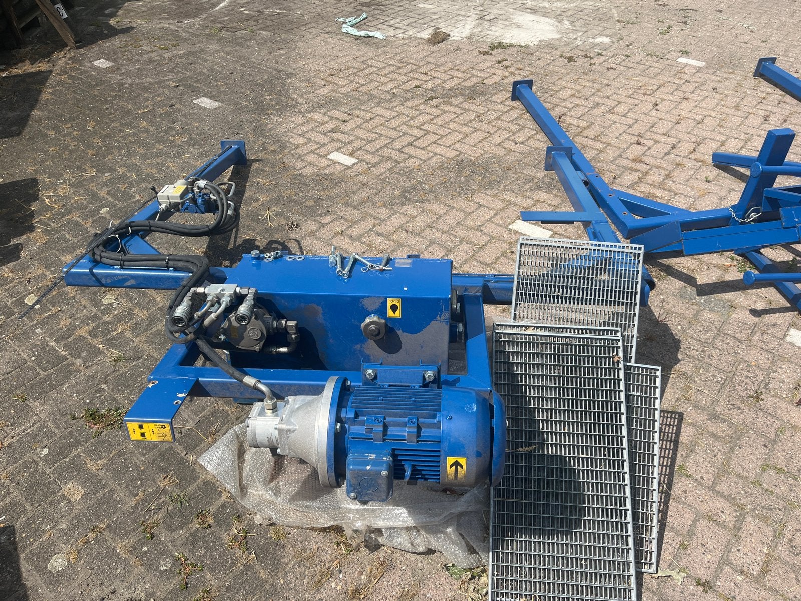 Hydraulische pomp met motor en rooster, Ophalen