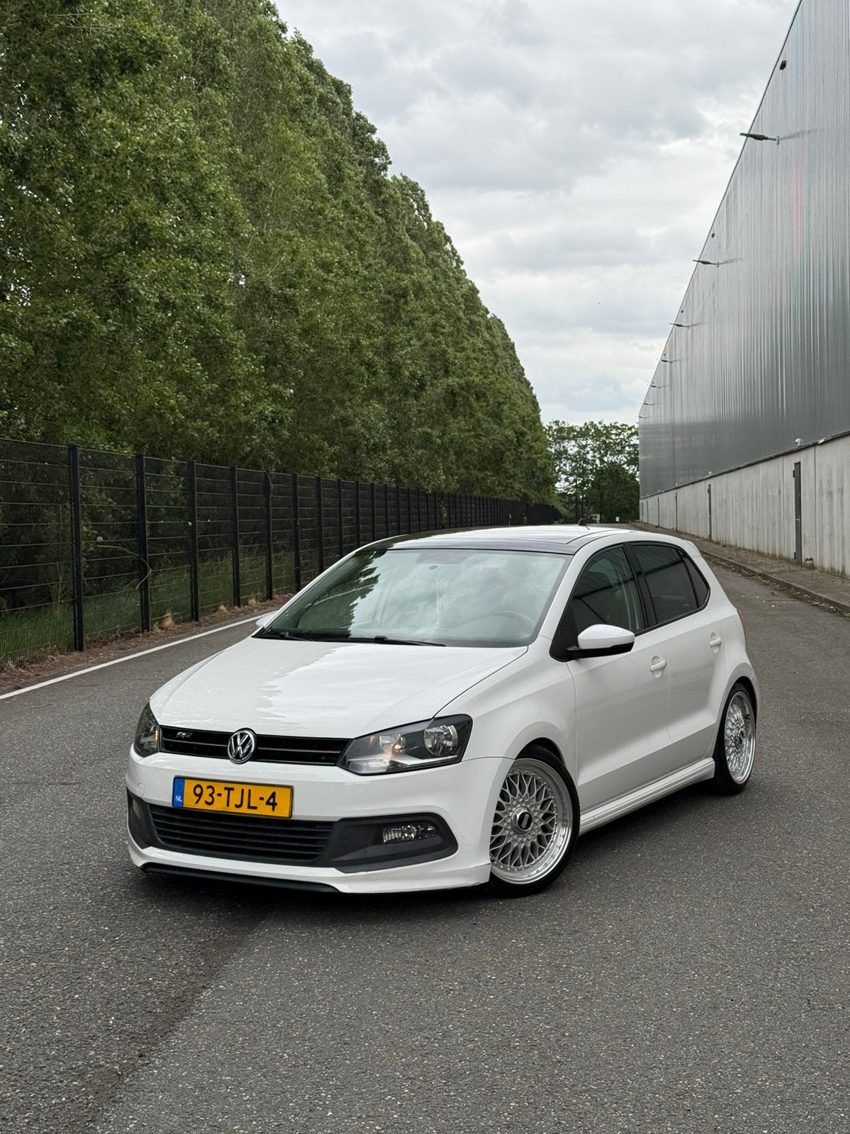 Volkswagen Polo 1.2 TSI 66KW 2012 Wit met schroefset en bbs, Auto's, Voorwielaandrijving, 40 €/maand, 4 cilinders, Wit