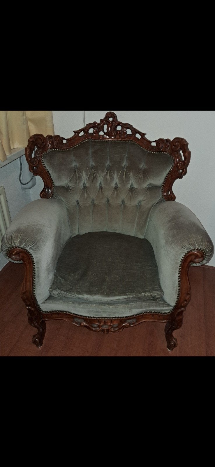 Antieke fauteuil met houtsnijwerk, Ophalen