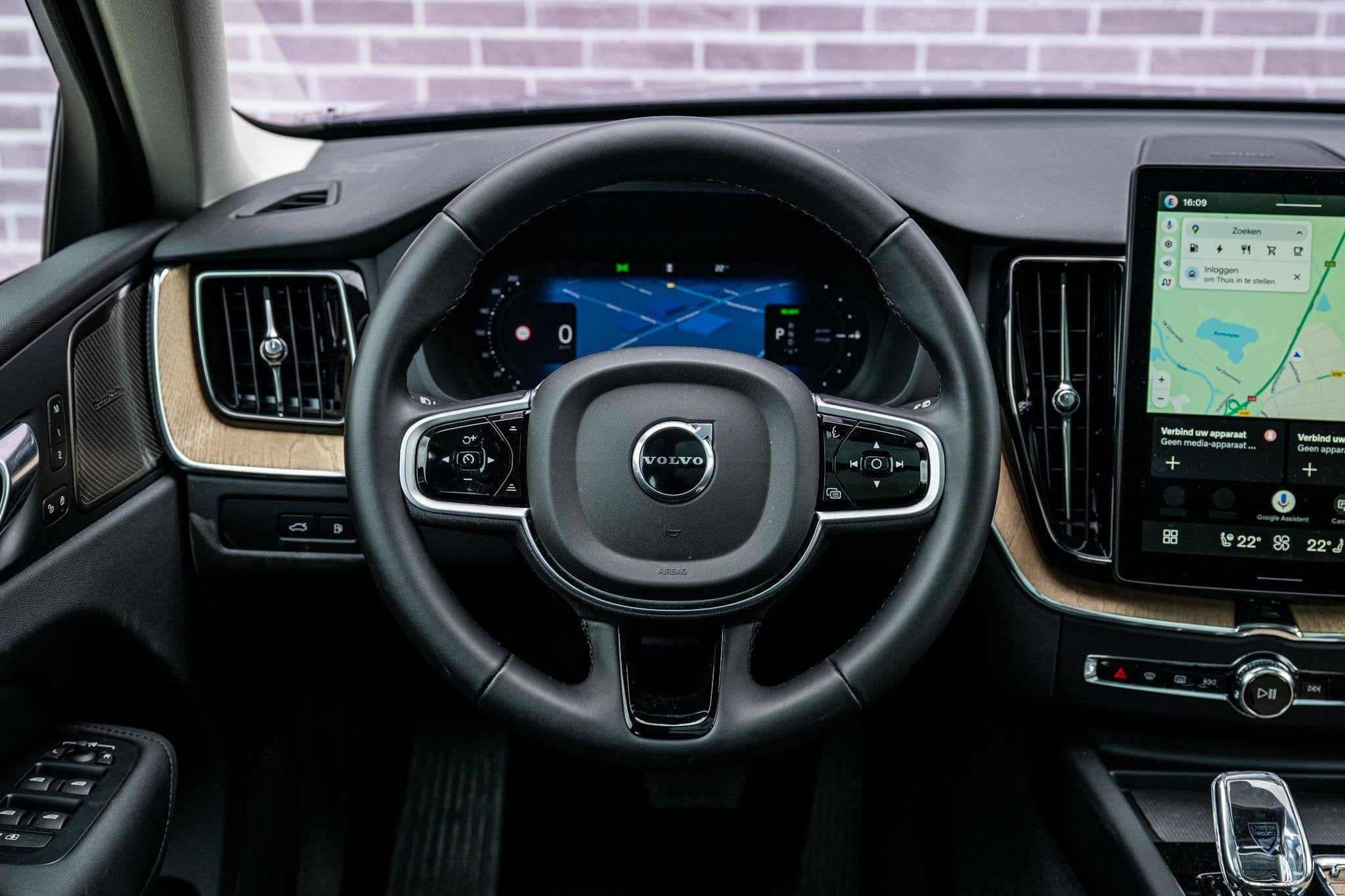Volvo XC60 2.0 T6 Plug-in hybrid AWD Plus Dark | Trekhaak |, Automaat, 12 maanden, Gebruikt, Euro 6