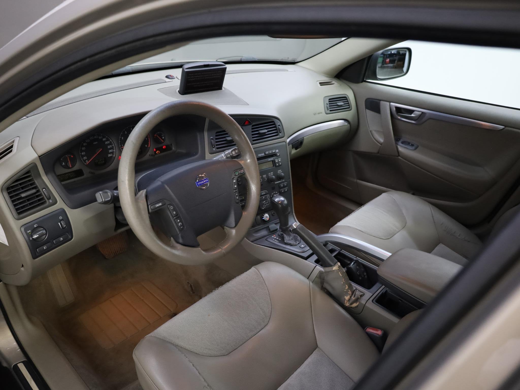 Volvo XC70 2.5 T Geartronic Comfort Line, Auto's, Volvo, Stof, Beige, 1714 kg, XC70