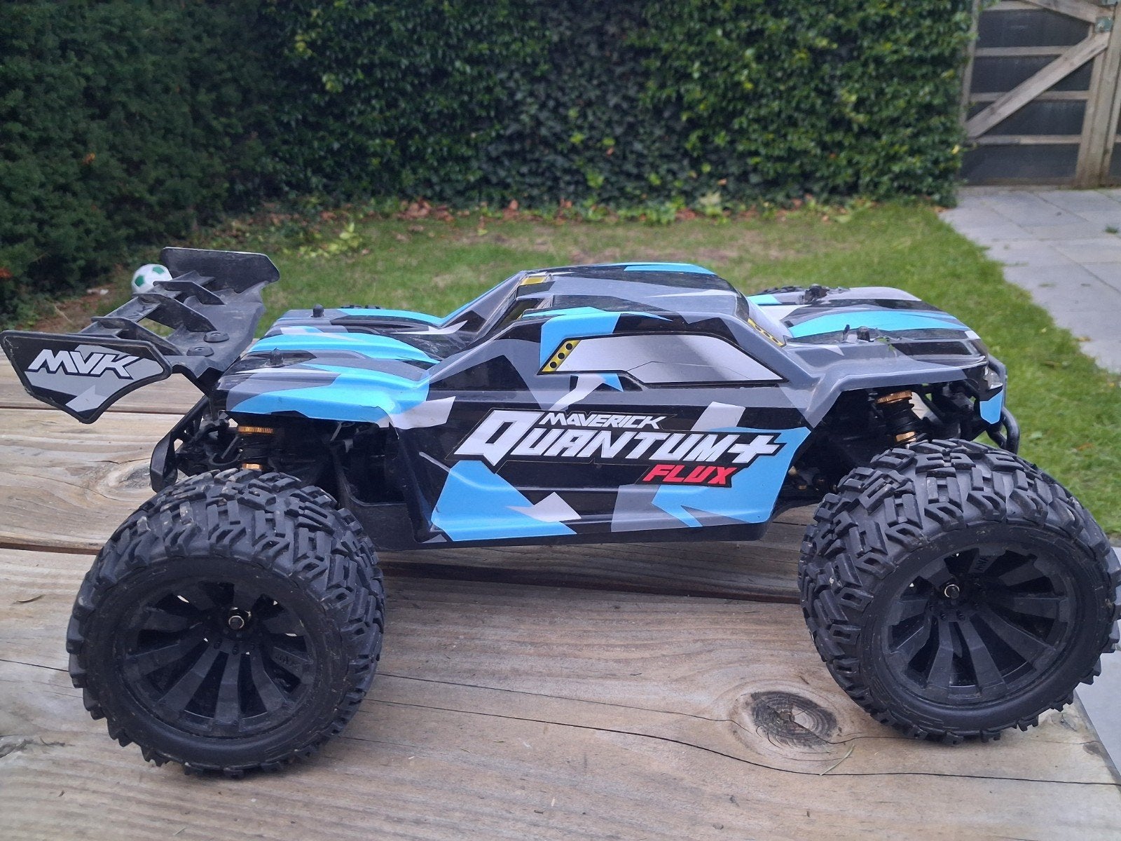 Maverick Quantum+ Flux Brushless RC Auto met extra's, Gebruikt, Auto, Groter dan 1:32, Ophalen