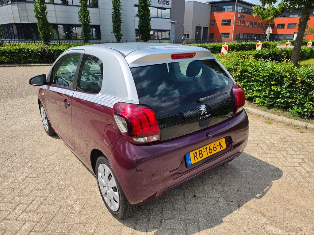 Peugeot 108 1.2 Puretech Allure TWO TONE PDC UNIEK!, Auto's, Peugeot, Voorwielaandrijving, Euro 5, Gebruikt, 840 kg