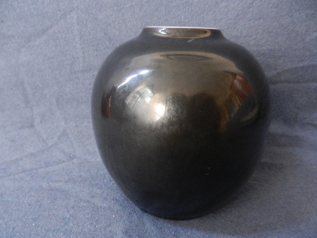 Leuk vaasje Ravelli met zwart glazuur h. 9,8 cm , handgesign, Ophalen of Verzenden