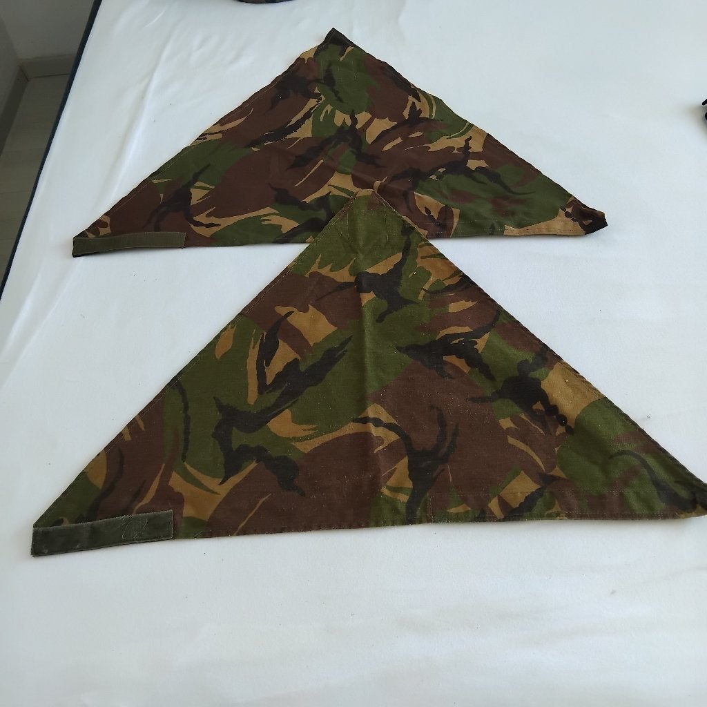 2x camouflage driehoek sjaaltje, Ophalen of Verzenden, Landmacht, Nederland, Kleding of Schoenen