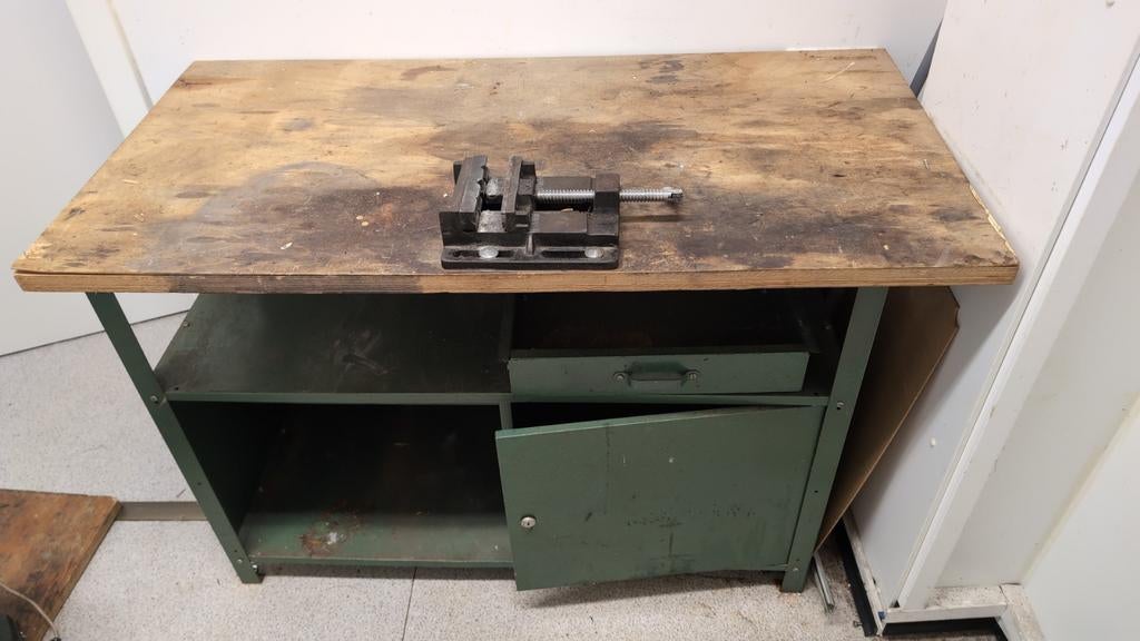 Werkbank met bankschroef -20€, Ophalen, Bankschroef