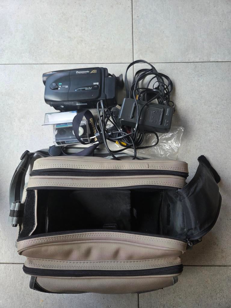 Panasonic A1 VHS-C Videocamera met accessoires en tas, Panasonic Marketing Europe GmbH, Hagenauer Str. 43, 65203 Wiesbaden, Germany