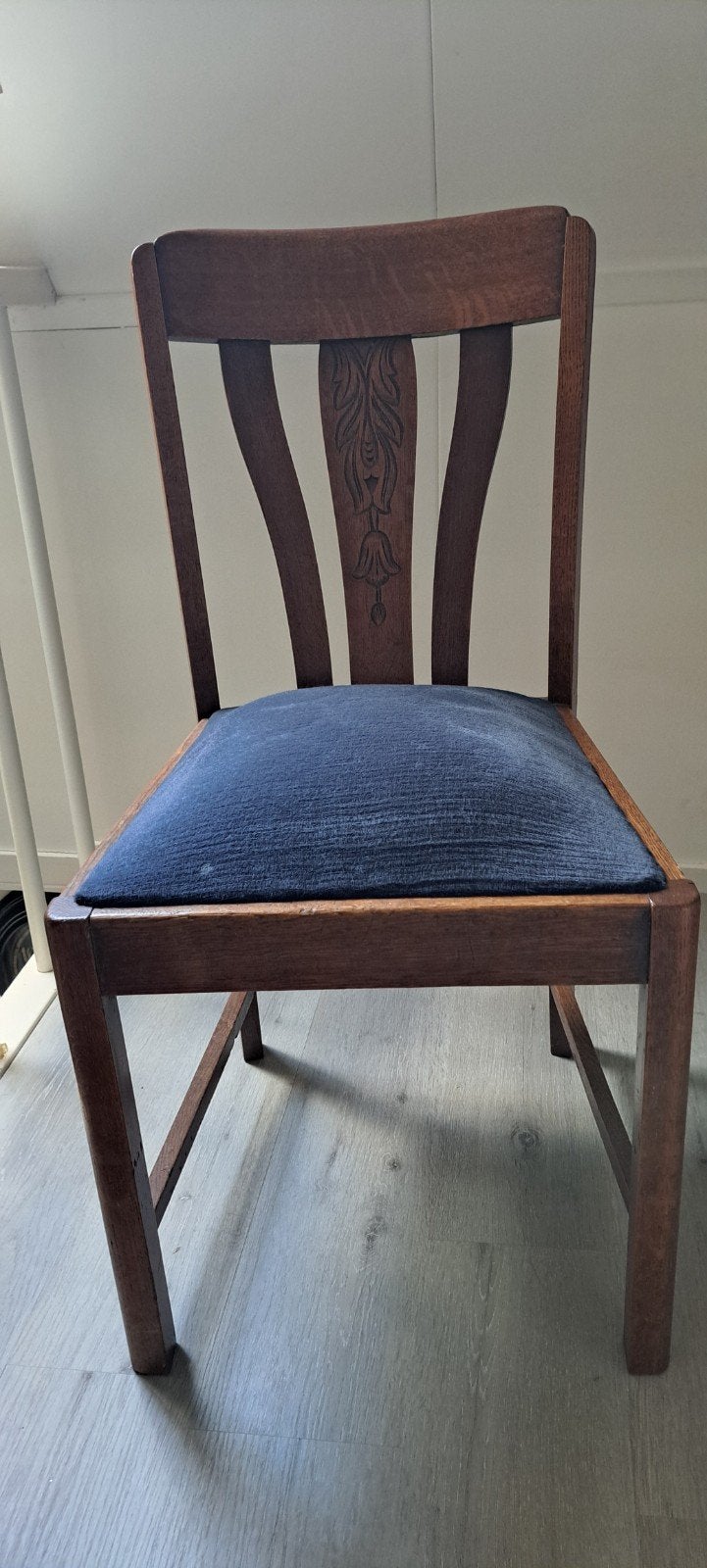4 Antieke houten stoel met blauw kussen en houtsnijwerk, Antiek en Kunst, Antiek | Meubels | Stoelen en Banken, Ophalen