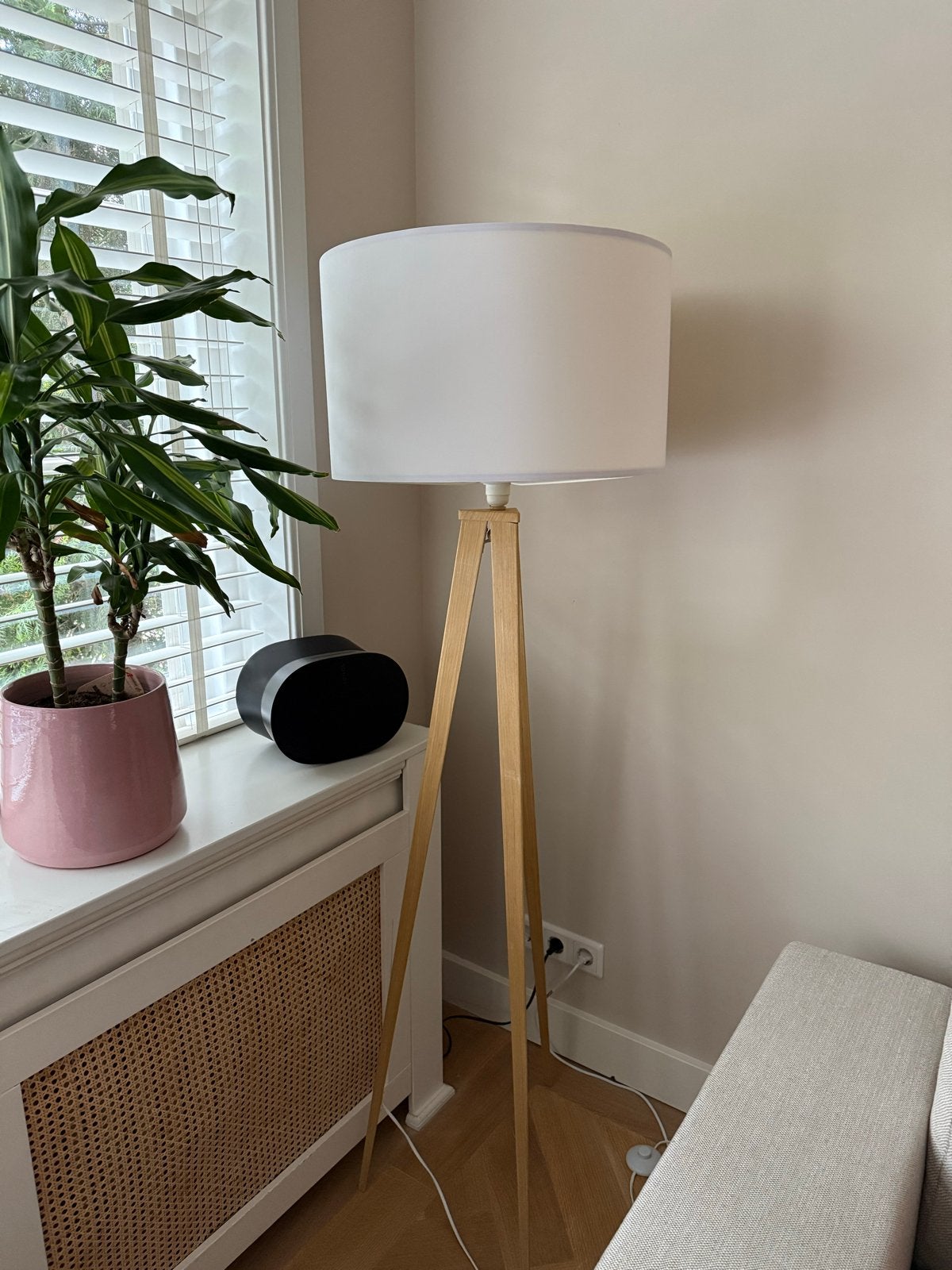 Stijlvolle vloerlamp met houten driepoot en witte kap, Ophalen of Verzenden, Zo goed als nieuw, Hout, 150 tot 200 cm