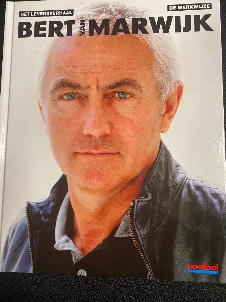 Bert van Marwjk het levensverhaal, Boeken, Ophalen, Zo goed als nieuw, Balsport, Voetbal International