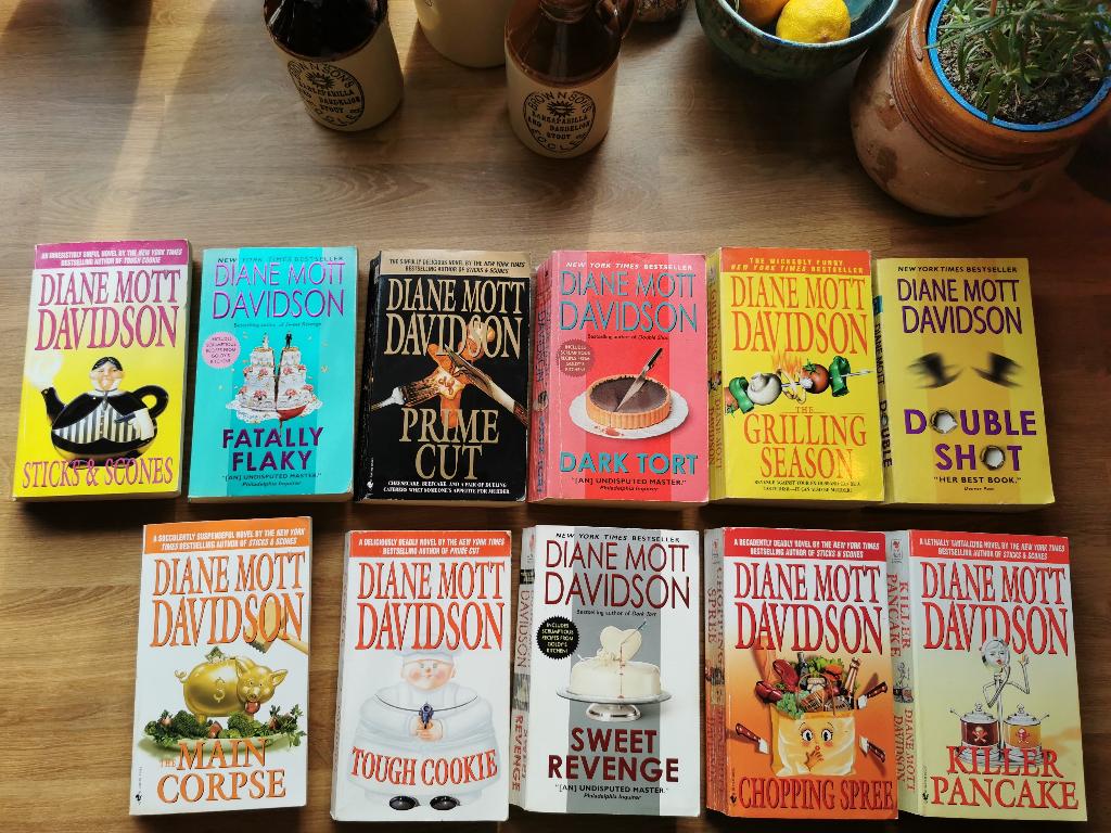 Thrillers - Engelstalig Mott Davidson, Wittig, Poe, Ophalen of Verzenden, Gelezen