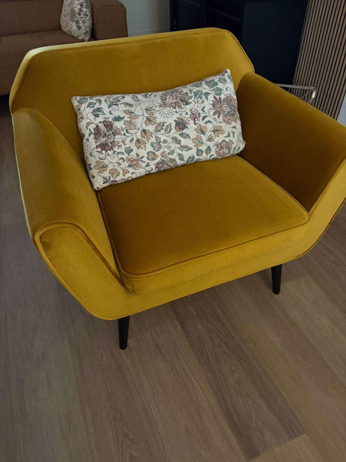WOOOD Fauteuil Rocco okergeel velvet, z.g.a.n., Hout, 75 tot 100 cm, Ophalen of Verzenden, Zo goed als nieuw