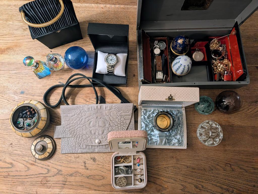 Diverse sieraden en accessoires collectie uit erfenis, Gebruikt, Overige kleuren, Ophalen of Verzenden, Met edelsteen